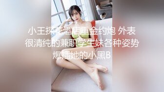 黑丝大奶子露脸镜头前的诱惑，骚奶子上写着爸爸草我